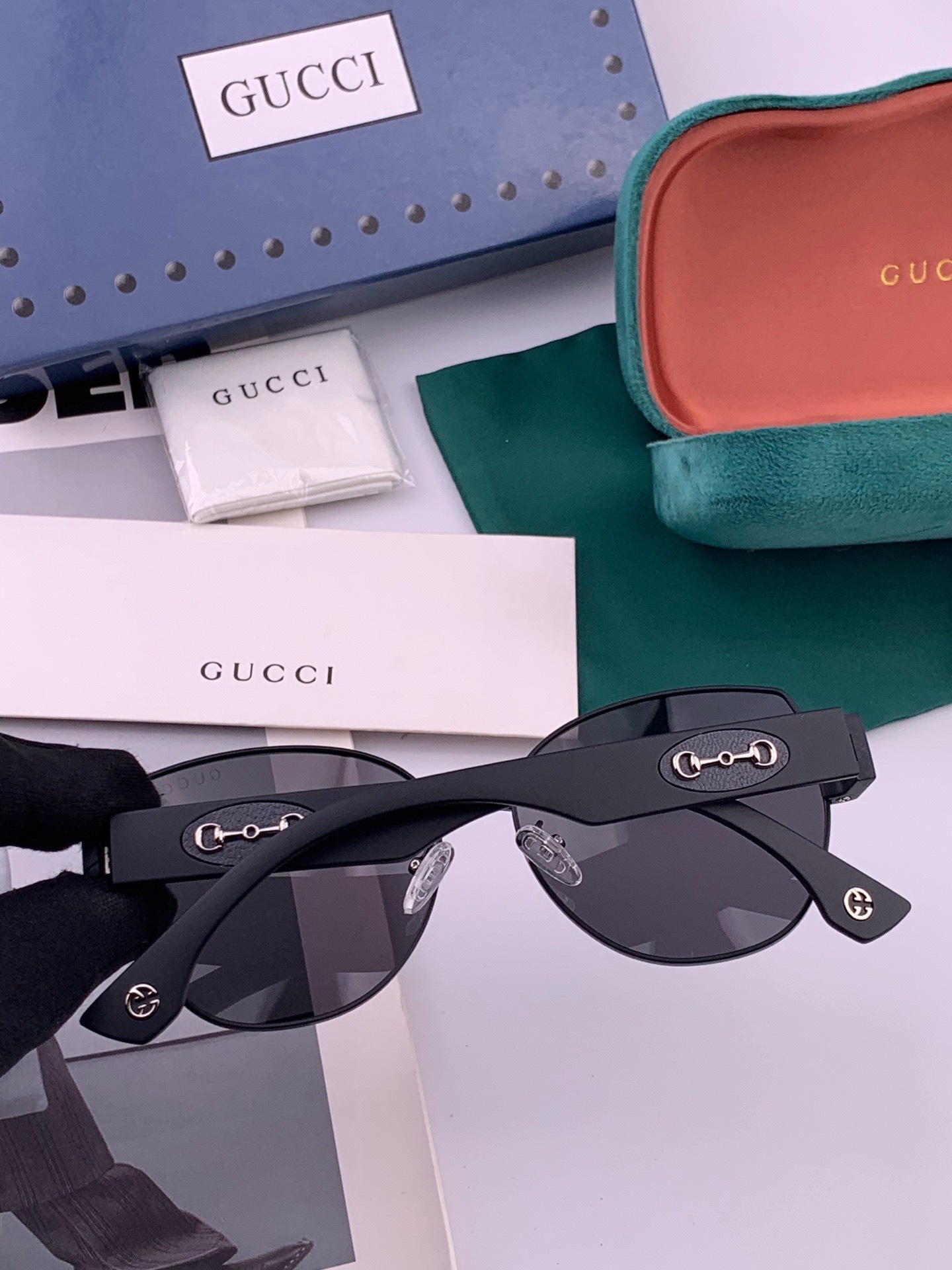 GUCCI 开春新款 最新款方框太阳镜 各路网红纷纷带起气场满分‼️ 俏皮甜美.上脸效果更佳.金属质感超好 型号：G13
