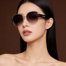GUCCI 开春新款 最新款方框太阳镜 各路网红纷纷带起气场满分‼️ 俏皮甜美.上脸效果更佳.金属质感超好 型号:G13 GUCCI 开春新款 最新款方框太阳镜 各路网红纷纷带起气场满分‼️ 俏皮甜美.上脸效果更佳.金属质感超好 型号:G13