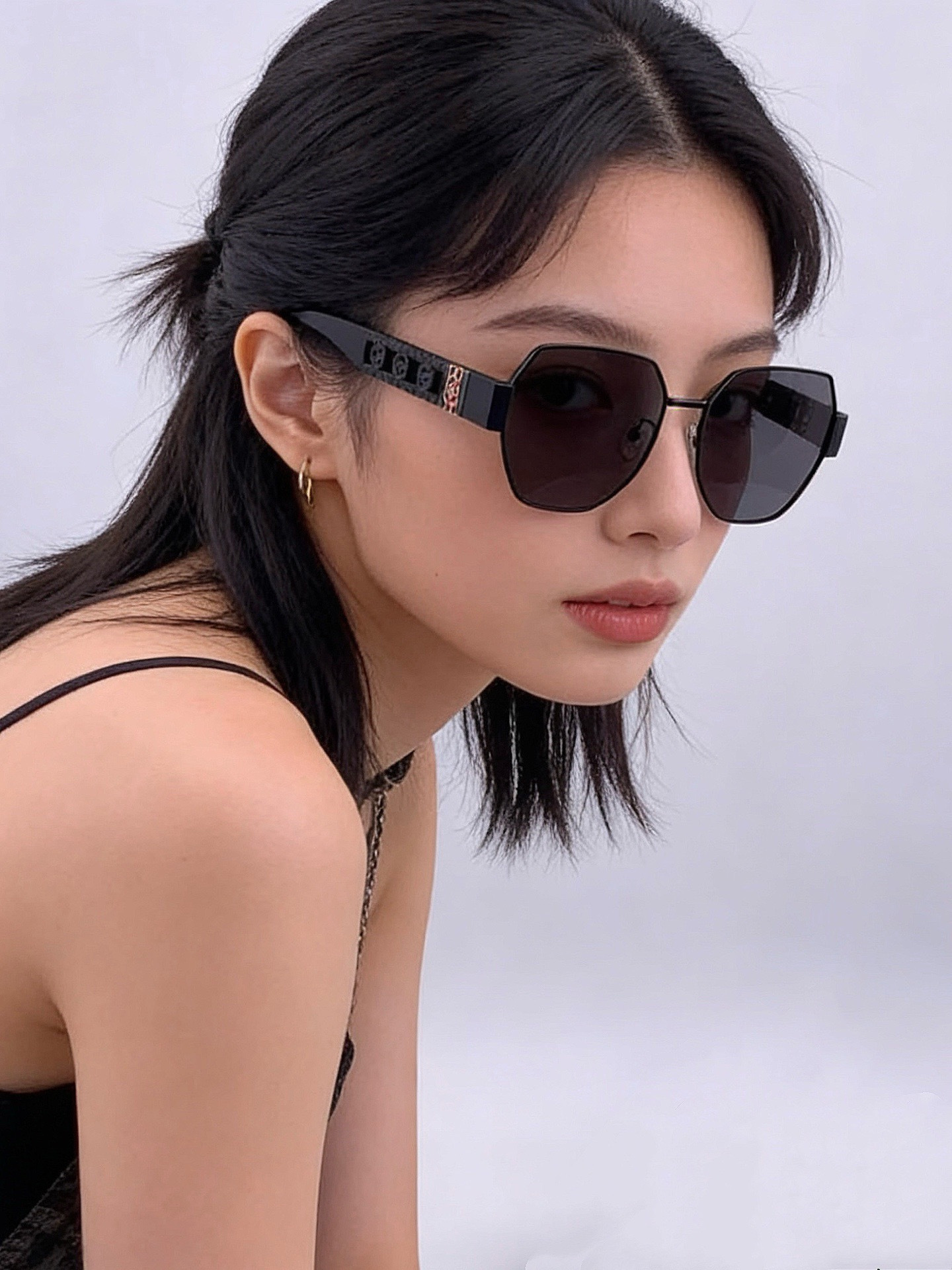 GUCCI 开春新款 最新款方框太阳镜 各路网红纷纷带起气场满分‼️ 俏皮甜美.上脸效果更佳.金属质感超好 型号：G13