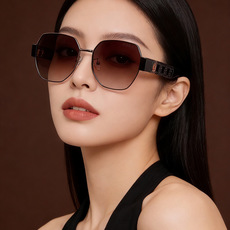 GUCCI 开春新款 最新款方框太阳镜 各路网红纷纷带起气场满分‼️ 俏皮甜美.上脸效果更佳.金属质感超好 型号:G13 GUCCI 开春新款 最新款方框太阳镜 各路网红纷纷带起气场满分‼️ 俏皮甜美.上脸效果更佳.金属质感超好 型号:G13