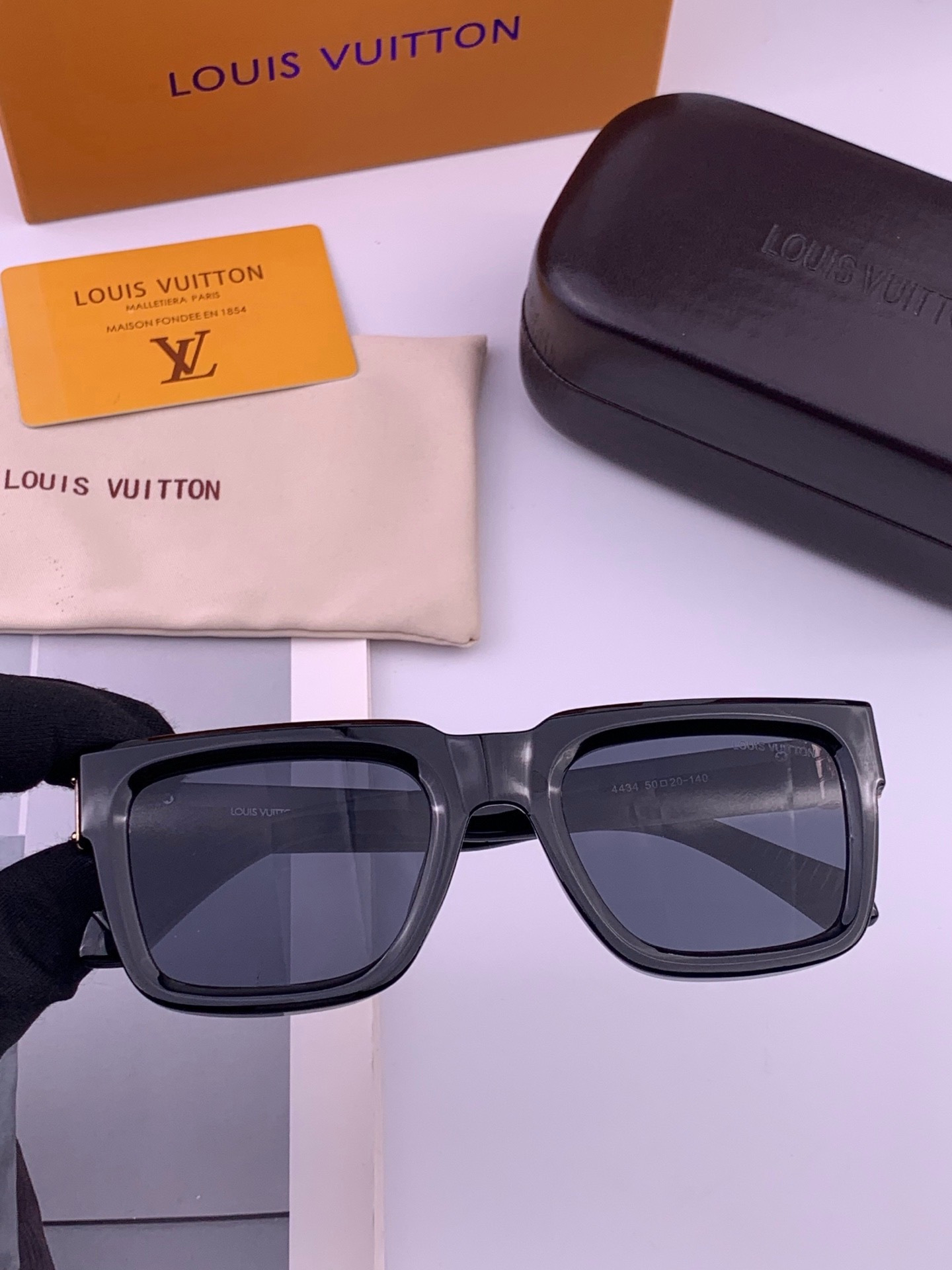 LV 新款女士方框太阳眼镜 开车墨镜 新款太阳镜  时尚大方 舒适轻盈 精致奢华 超轻 型号：L4443