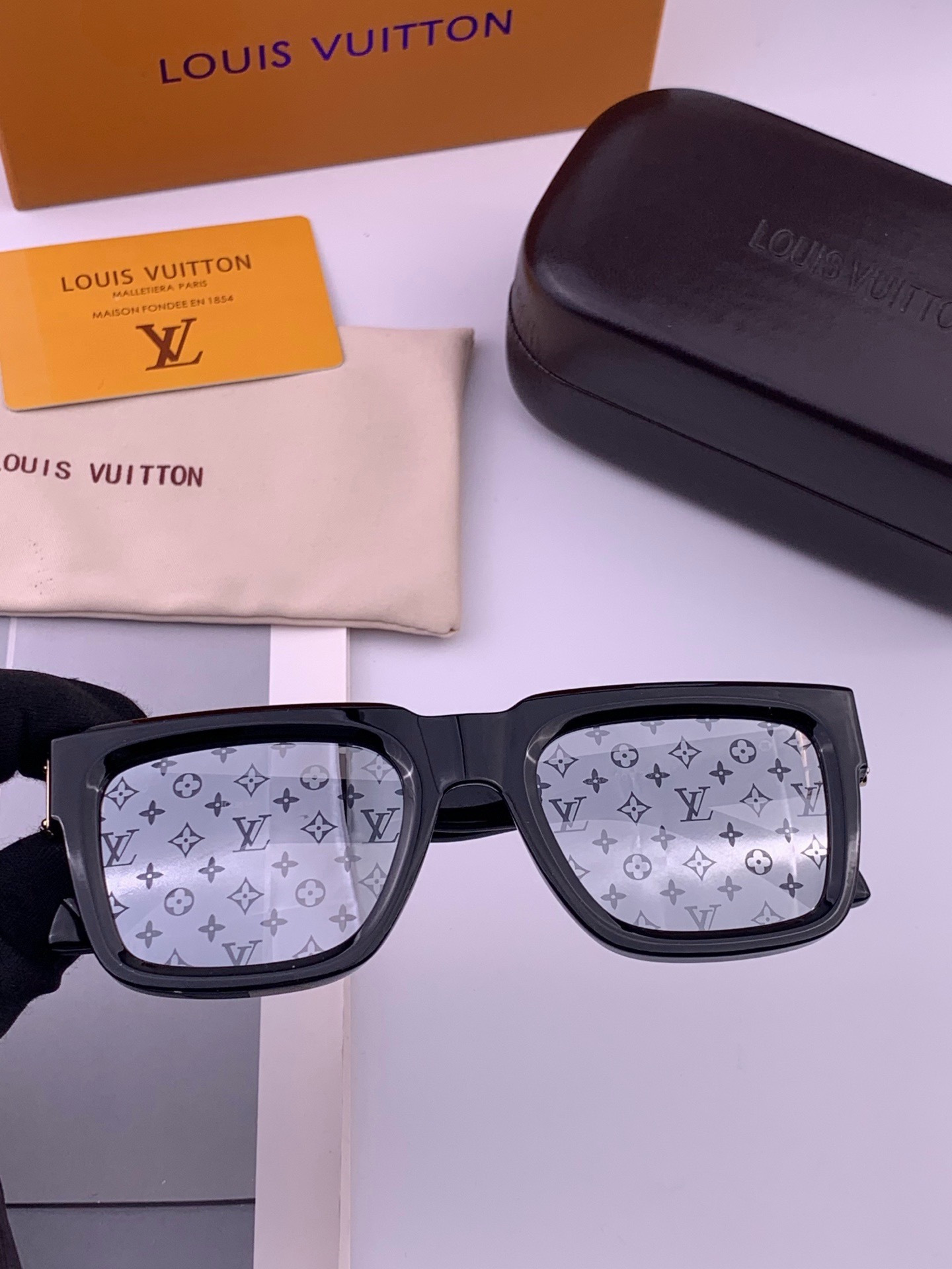 LV 新款女士方框太阳眼镜 开车墨镜 新款太阳镜  时尚大方 舒适轻盈 精致奢华 超轻 型号：L4443