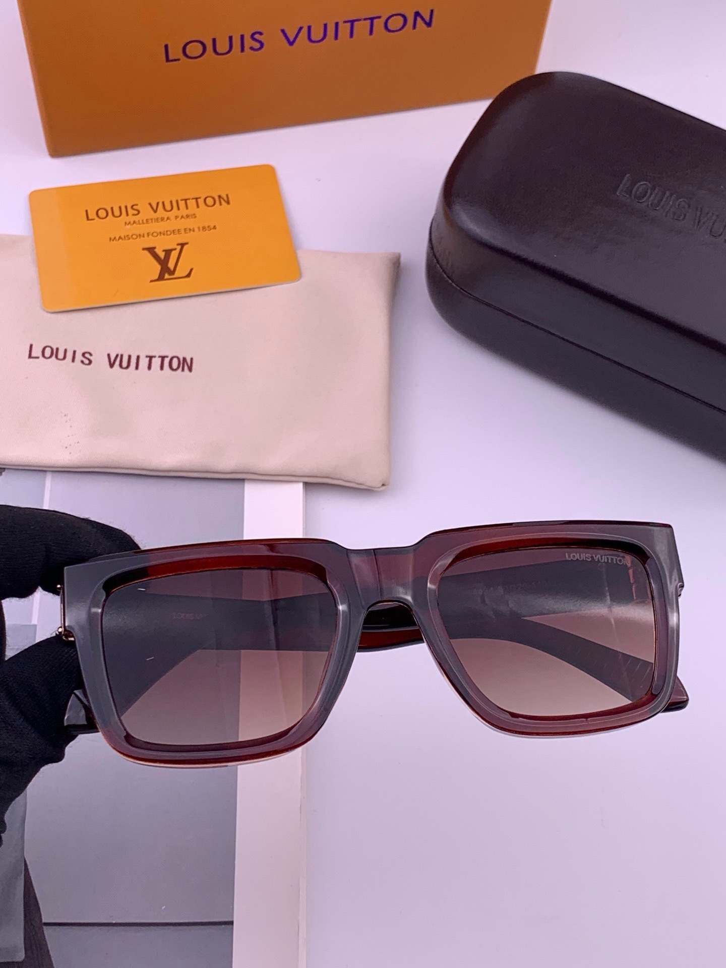 LV 新款女士方框太阳眼镜 开车墨镜 新款太阳镜  时尚大方 舒适轻盈 精致奢华 超轻 型号：L4443