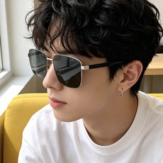 LV 男款炫彩飞行员偏光太阳镜 ❤️材质:高清尼龙加厚卡槽高清偏光镜片 🌹无边框镜架💕颜👍型号:L18902 LV 男款炫彩飞行员偏光太阳镜 ❤️材质:高清尼龙加厚卡槽高清偏光镜片 🌹无边框镜架💕颜👍型号:L18902