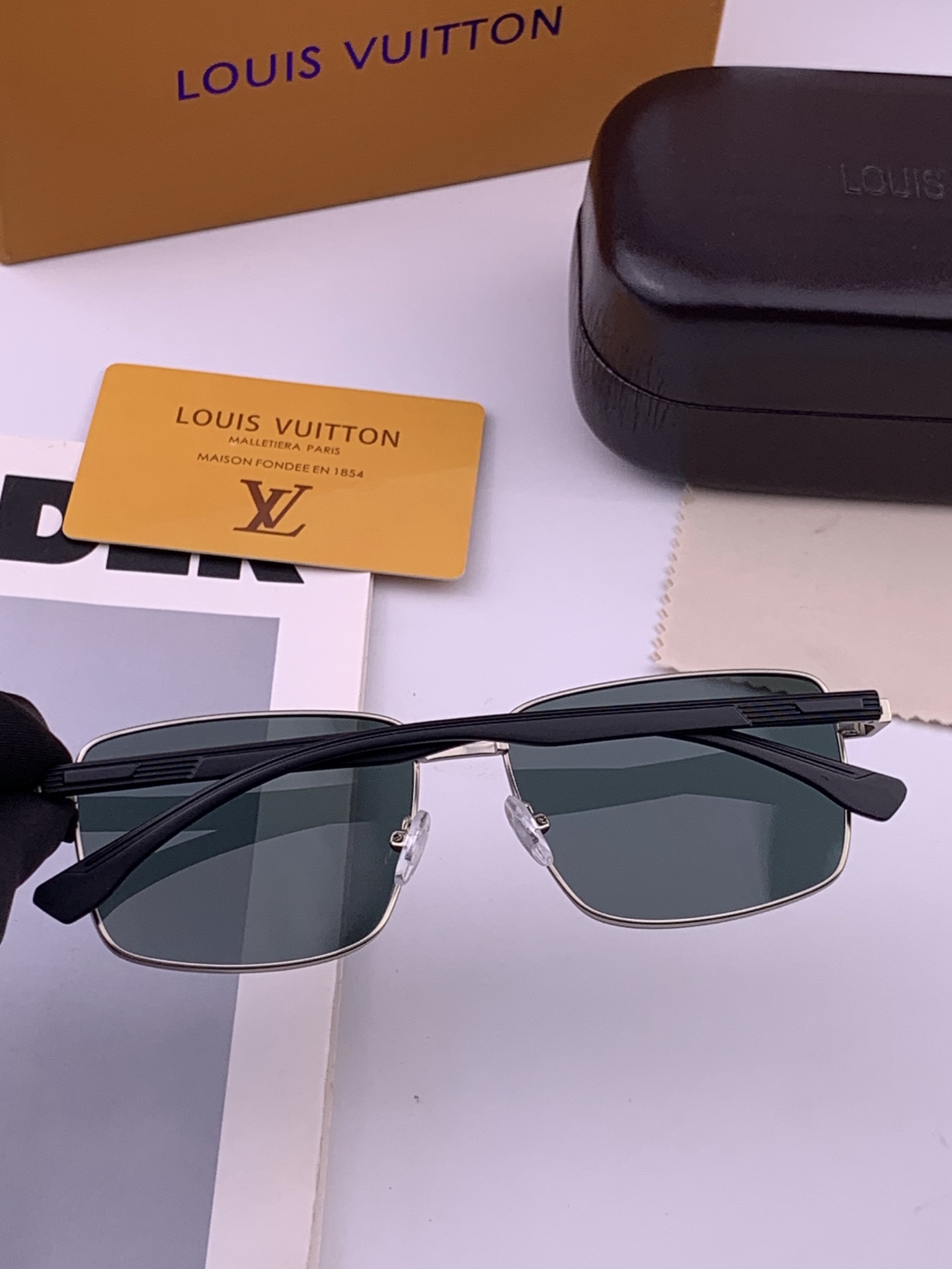 LV 男款炫彩飞行员偏光太阳镜 ❤️材质：高清尼龙加厚卡槽高清偏光镜片 🌹无边框镜架💕颜👍型号：L18902