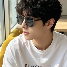 LV 男款炫彩飞行员偏光太阳镜 ❤️材质:高清尼龙加厚卡槽高清偏光镜片 🌹无边框镜架💕颜👍型号:L18902 LV 男款炫彩飞行员偏光太阳镜 ❤️材质:高清尼龙加厚卡槽高清偏光镜片 🌹无边框镜架💕颜👍型号:L18902