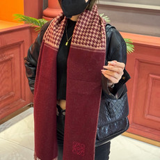 罗意威👍巴黎时装展商务男士女士通用双面羊绒披肩🔥代工厂臻选上乘的超细羊绒纤维 进行纯手工精梳处理 耗时耗力 再以清泉水浸 罗意威👍巴黎时装展商务男士女士通用双面羊绒披肩🔥代工厂臻选上乘的超细羊绒纤维 进行纯手工精梳处理 耗时耗力 再以清泉水浸