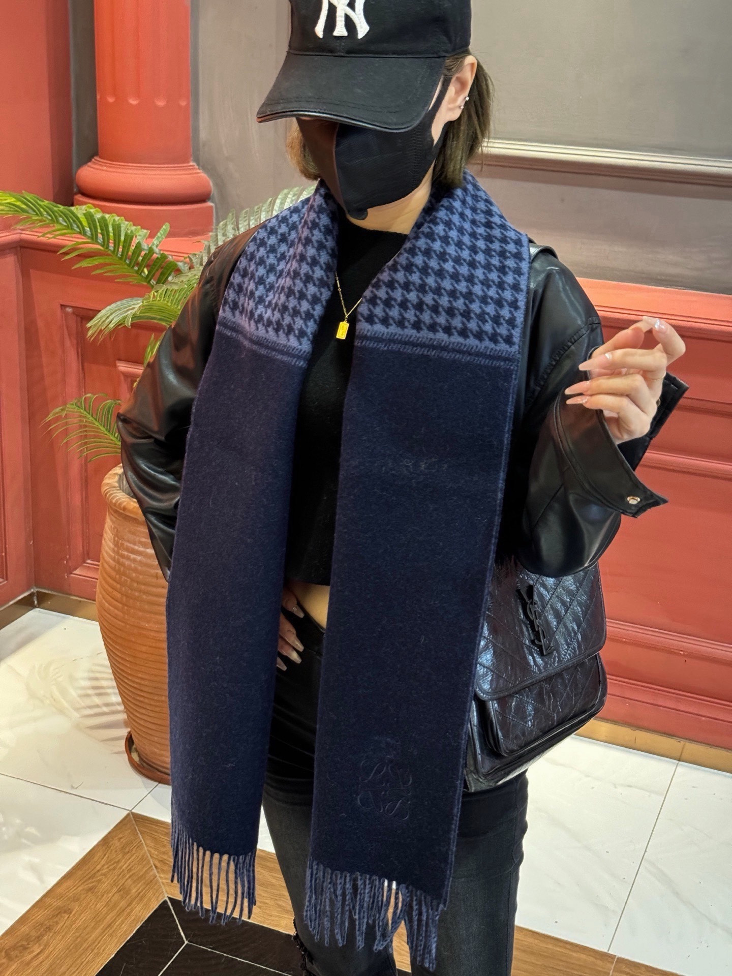 罗意威👍巴黎时装展商务男士女士通用双面羊绒披肩🔥代工厂臻选上乘的超细羊绒纤维 进行纯手工精梳处理 耗时耗力 再以清泉水浸