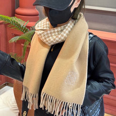 罗意威👍巴黎时装展商务男士女士通用双面羊绒披肩🔥代工厂臻选上乘的超细羊绒纤维 进行纯手工精梳处理 耗时耗力 再以清泉水浸 罗意威👍巴黎时装展商务男士女士通用双面羊绒披肩🔥代工厂臻选上乘的超细羊绒纤维 进行纯手工精梳处理 耗时耗力 再以清泉水浸