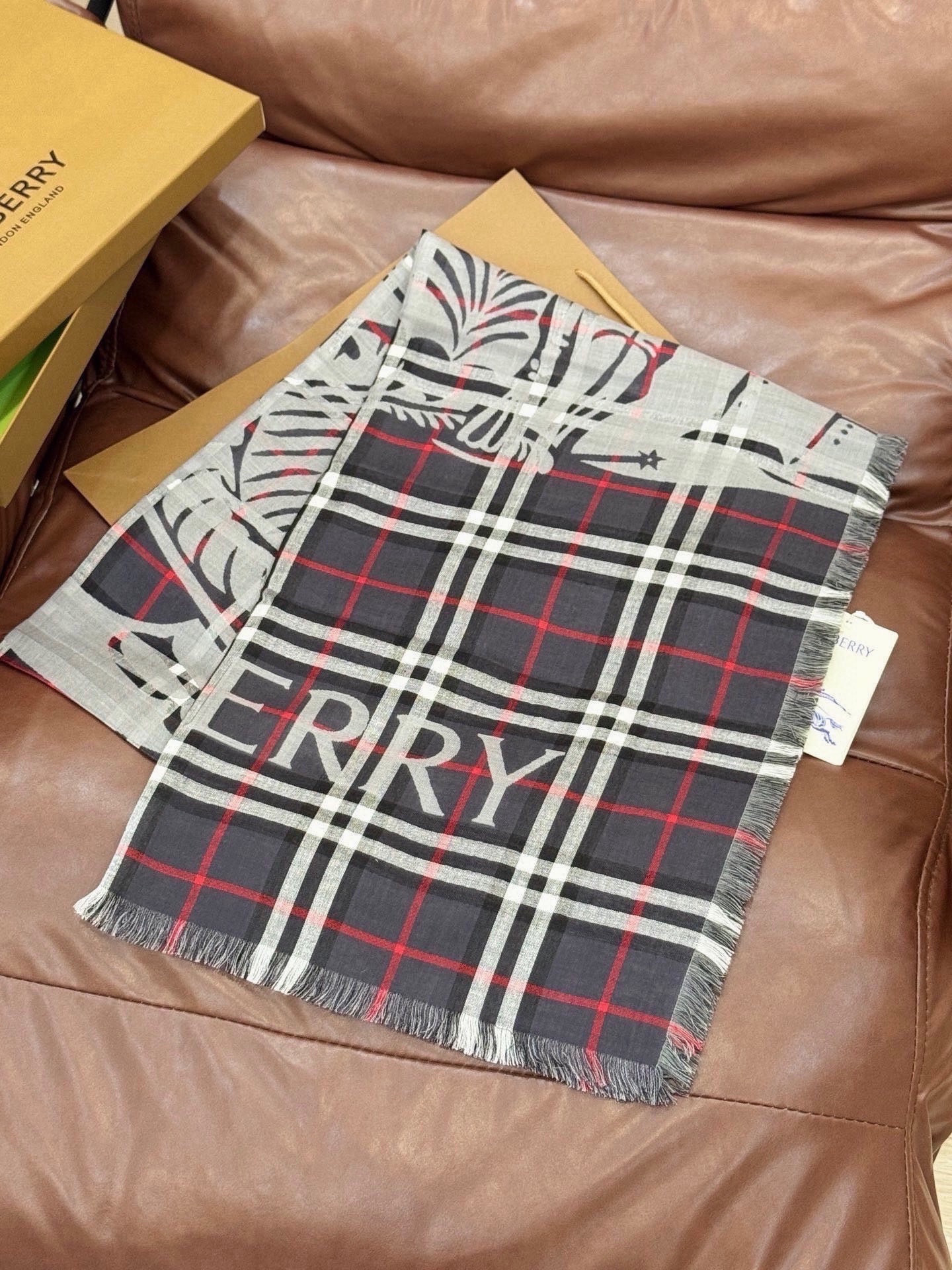 BBR最值得入手的薄款空调披肩金穗战马 .每个颜色一百多条 .佩戴感觉真的很好，扎实的双面提花织造工艺高级感满满。尺寸7