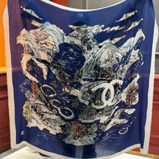 𝑪𝒉𝒂𝒏𝒆𝒍 • 𝑪四季披肩! Size:140x140cm 100%羊绒 轻盈柔软,亲肤舒适,四季皆宜。精致手工拆须, 𝑪𝒉𝒂𝒏𝒆𝒍 • 𝑪四季披肩! Size:140x140cm 100%羊绒 轻盈柔软,亲肤舒适,四季皆宜。精致手工拆须,
