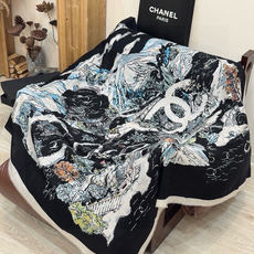 𝑪𝒉𝒂𝒏𝒆𝒍 • 𝑪四季披肩! Size:140x140cm 100%羊绒 轻盈柔软,亲肤舒适,四季皆宜。精致手工拆须, 𝑪𝒉𝒂𝒏𝒆𝒍 • 𝑪四季披肩! Size:140x140cm 100%羊绒 轻盈柔软,亲肤舒适,四季皆宜。精致手工拆须,