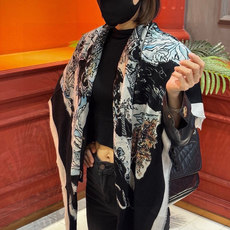 𝑪𝒉𝒂𝒏𝒆𝒍 • 𝑪四季披肩! Size:140x140cm 100%羊绒 轻盈柔软,亲肤舒适,四季皆宜。精致手工拆须, 𝑪𝒉𝒂𝒏𝒆𝒍 • 𝑪四季披肩! Size:140x140cm 100%羊绒 轻盈柔软,亲肤舒适,四季皆宜。精致手工拆须,