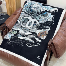 𝑪𝒉𝒂𝒏𝒆𝒍 • 𝑪四季披肩! Size:140x140cm 100%羊绒 轻盈柔软,亲肤舒适,四季皆宜。精致手工拆须, 𝑪𝒉𝒂𝒏𝒆𝒍 • 𝑪四季披肩! Size:140x140cm 100%羊绒 轻盈柔软,亲肤舒适,四季皆宜。精致手工拆须,