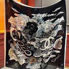 𝑪𝒉𝒂𝒏𝒆𝒍 • 𝑪四季披肩! Size:140x140cm 100%羊绒 轻盈柔软,亲肤舒适,四季皆宜。精致手工拆须, 𝑪𝒉𝒂𝒏𝒆𝒍 • 𝑪四季披肩! Size:140x140cm 100%羊绒 轻盈柔软,亲肤舒适,四季皆宜。精致手工拆须,