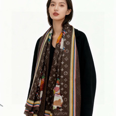 会发光发亮的围巾LV x TM Monogram SuPerflat Characters 丝绒方巾出自路易威登 x 村 会发光发亮的围巾LV x TM Monogram SuPerflat Characters 丝绒方巾出自路易威登 x 村
