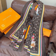 会发光发亮的围巾LV x TM Monogram SuPerflat Characters 丝绒方巾出自路易威登 x 村 会发光发亮的围巾LV x TM Monogram SuPerflat Characters 丝绒方巾出自路易威登 x 村