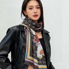 会发光发亮的围巾LV x TM Monogram SuPerflat Characters 丝绒方巾出自路易威登 x 村 会发光发亮的围巾LV x TM Monogram SuPerflat Characters 丝绒方巾出自路易威登 x 村