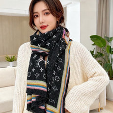 会发光发亮的围巾LV x TM Monogram SuPerflat Characters 丝绒方巾出自路易威登 x 村 会发光发亮的围巾LV x TM Monogram SuPerflat Characters 丝绒方巾出自路易威登 x 村
