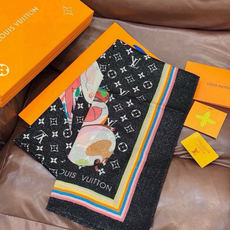 会发光发亮的围巾LV x TM Monogram SuPerflat Characters 丝绒方巾出自路易威登 x 村 会发光发亮的围巾LV x TM Monogram SuPerflat Characters 丝绒方巾出自路易威登 x 村