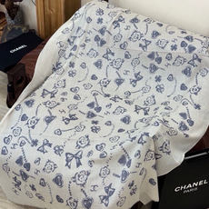 Chanel ~新品~【爱心珍珠四叶草】 【会发光发亮的围巾】 这款经典单品展现强大而迷人的女性魅力精髓。诠释无限的情感 Chanel ~新品~【爱心珍珠四叶草】 【会发光发亮的围巾】 这款经典单品展现强大而迷人的女性魅力精髓。诠释无限的情感