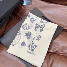 Chanel ~新品~【爱心珍珠四叶草】 【会发光发亮的围巾】 这款经典单品展现强大而迷人的女性魅力精髓。诠释无限的情感 Chanel ~新品~【爱心珍珠四叶草】 【会发光发亮的围巾】 这款经典单品展现强大而迷人的女性魅力精髓。诠释无限的情感