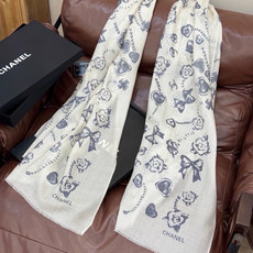 Chanel ~新品~【爱心珍珠四叶草】 【会发光发亮的围巾】 这款经典单品展现强大而迷人的女性魅力精髓。诠释无限的情感 Chanel ~新品~【爱心珍珠四叶草】 【会发光发亮的围巾】 这款经典单品展现强大而迷人的女性魅力精髓。诠释无限的情感