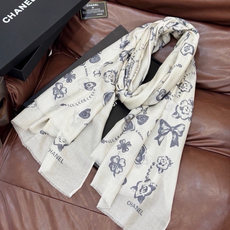 Chanel ~新品~【爱心珍珠四叶草】 【会发光发亮的围巾】 这款经典单品展现强大而迷人的女性魅力精髓。诠释无限的情感 Chanel ~新品~【爱心珍珠四叶草】 【会发光发亮的围巾】 这款经典单品展现强大而迷人的女性魅力精髓。诠释无限的情感