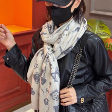 Chanel ~新品~【爱心珍珠四叶草】 【会发光发亮的围巾】 这款经典单品展现强大而迷人的女性魅力精髓。诠释无限的情感 Chanel ~新品~【爱心珍珠四叶草】 【会发光发亮的围巾】 这款经典单品展现强大而迷人的女性魅力精髓。诠释无限的情感