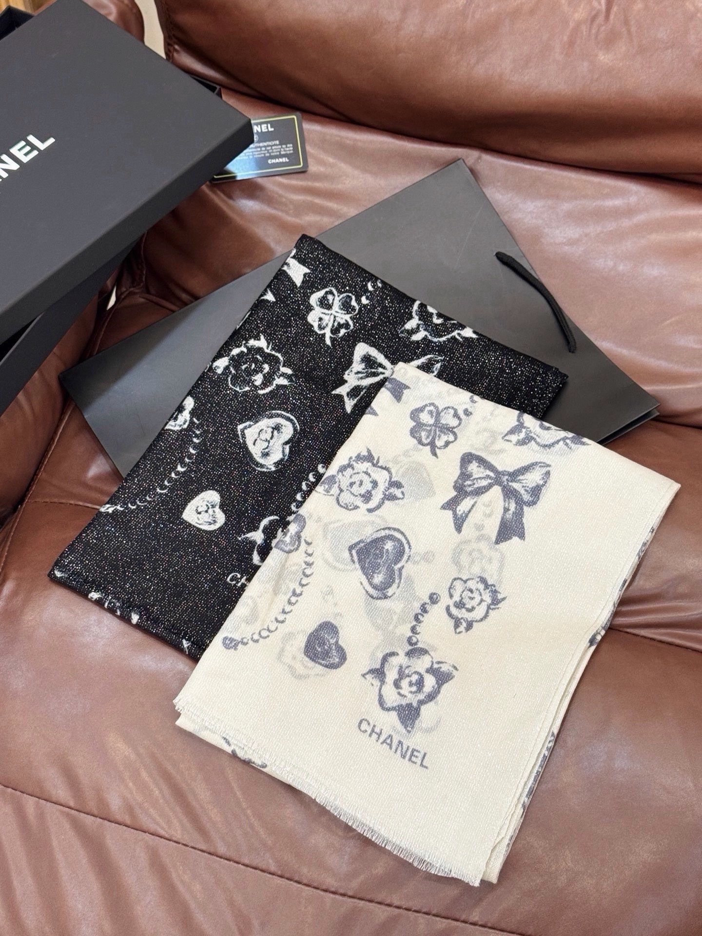 Chanel ~新品～【爱心珍珠四叶草】 【会发光发亮的围巾】 这款经典单品展现强大而迷人的女性魅力精髓。诠释无限的情感