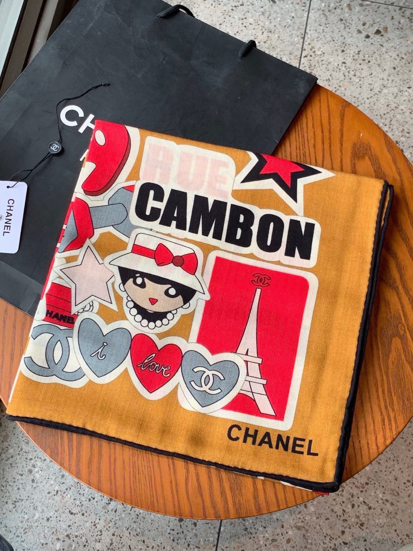 高级成衣系列～Chanel  【140双面同色丝绒披肩】 此系列谱写一曲自由轻灵的赞歌 本系列作品创新演绎品牌的风格符号