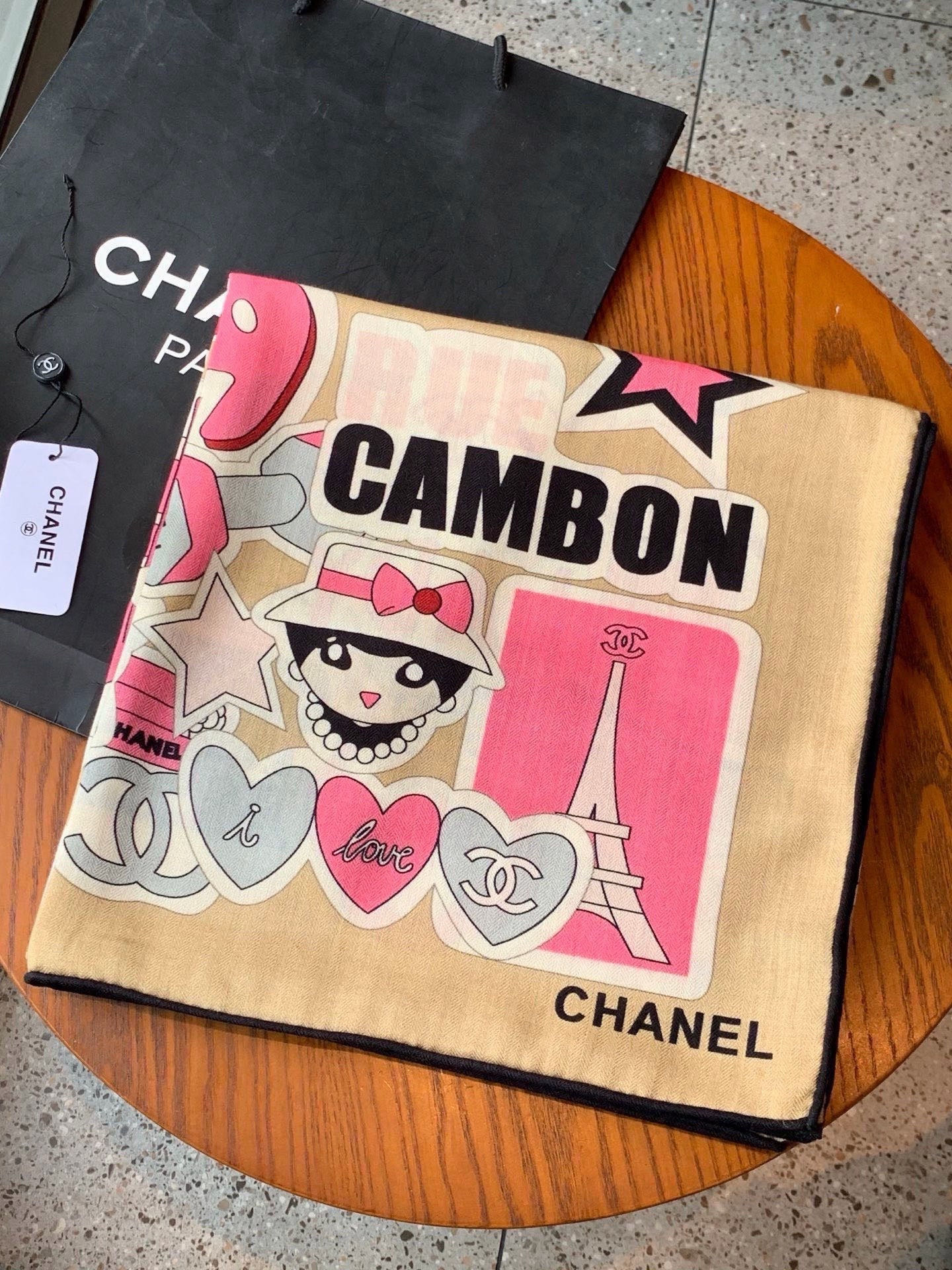 高级成衣系列～Chanel  【140双面同色丝绒披肩】 此系列谱写一曲自由轻灵的赞歌 本系列作品创新演绎品牌的风格符号