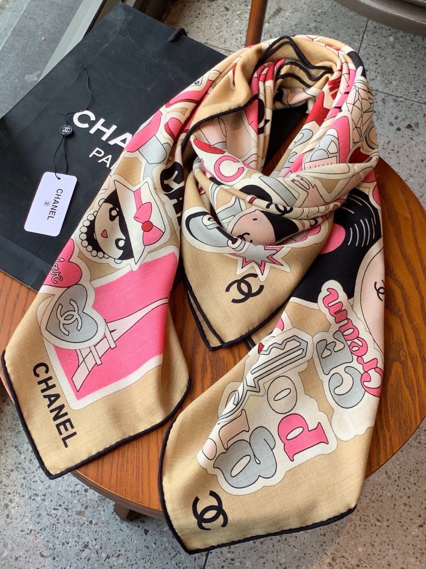 高级成衣系列～Chanel  【140双面同色丝绒披肩】 此系列谱写一曲自由轻灵的赞歌 本系列作品创新演绎品牌的风格符号