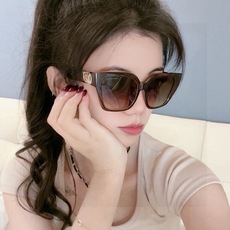 LV 新款女士方框太阳眼镜 开车墨镜 新款太阳镜 时尚大方 舒适轻盈 精致奢华 超轻 型号:L95801 LV 新款女士方框太阳眼镜 开车墨镜 新款太阳镜 时尚大方 舒适轻盈 精致奢华 超轻 型号:L95801