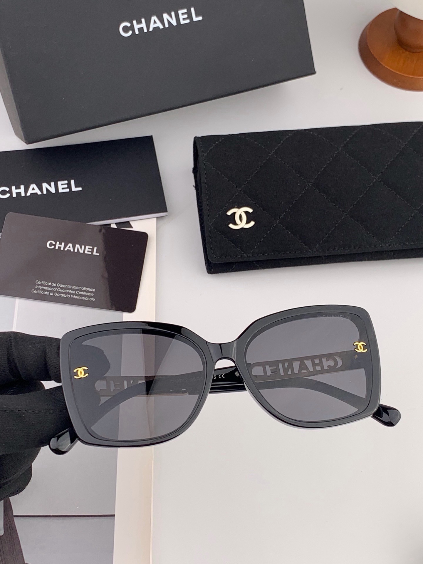 新品CHANEL 香奈儿太阳镜以独特魅力和前卫风格诠释春夏最新眼镜，质感超好佩带舒适 型号：CH2077 