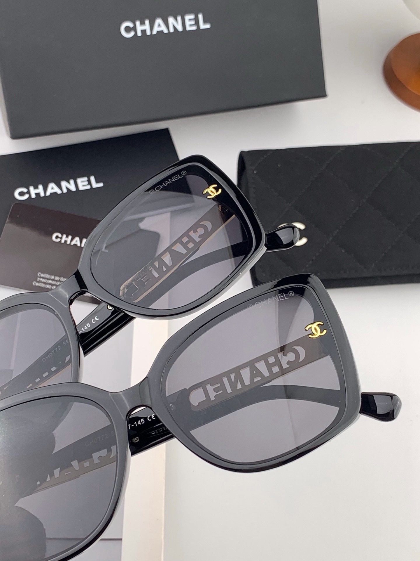 新品CHANEL 香奈儿太阳镜以独特魅力和前卫风格诠释春夏最新眼镜，质感超好佩带舒适 型号：CH2077 