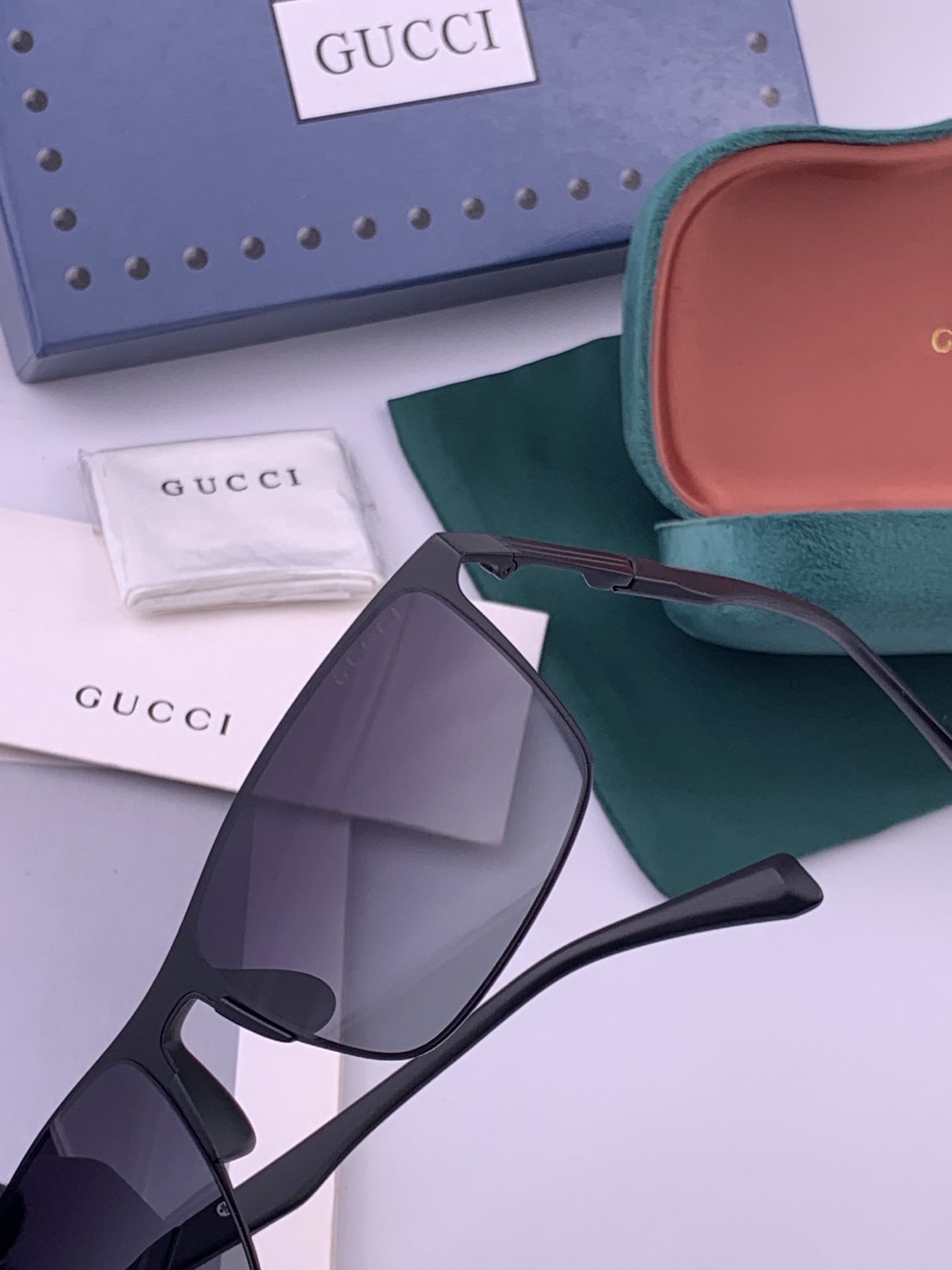 GUCCI 男款炫彩飞行员偏光太阳镜 ❤️材质：高清尼龙加厚卡槽高清偏光镜片 🌹无边框镜架💕颜👍型号：G197
