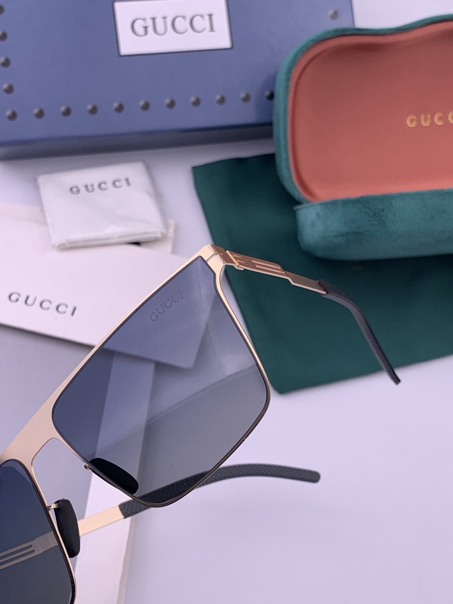 ♦️ GUCCI 新款男女情侣款太阳镜多边形墨镜iP电镀永不褪色 超轻超有弹性整幅眼镜无螺丝重要的是压不坏 高清尼龙镜片