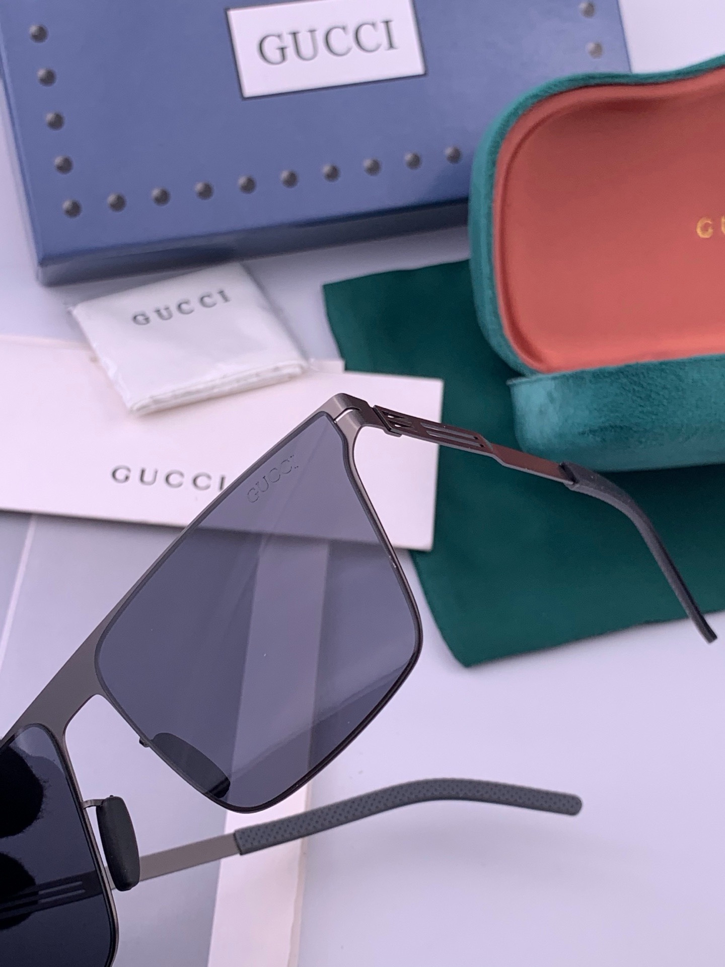 ♦️ GUCCI 新款男女情侣款太阳镜多边形墨镜iP电镀永不褪色 超轻超有弹性整幅眼镜无螺丝重要的是压不坏 高清尼龙镜片