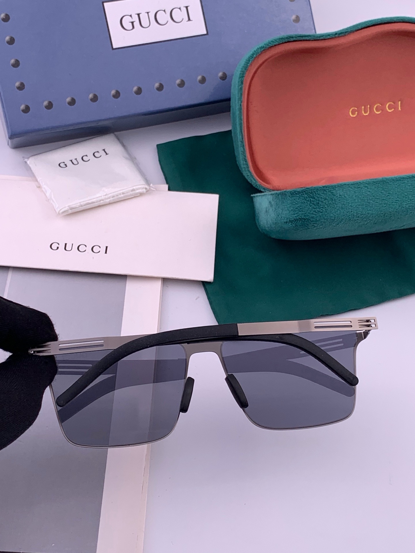 ♦️ GUCCI 新款男女情侣款太阳镜多边形墨镜iP电镀永不褪色 超轻超有弹性整幅眼镜无螺丝重要的是压不坏 高清尼龙镜片