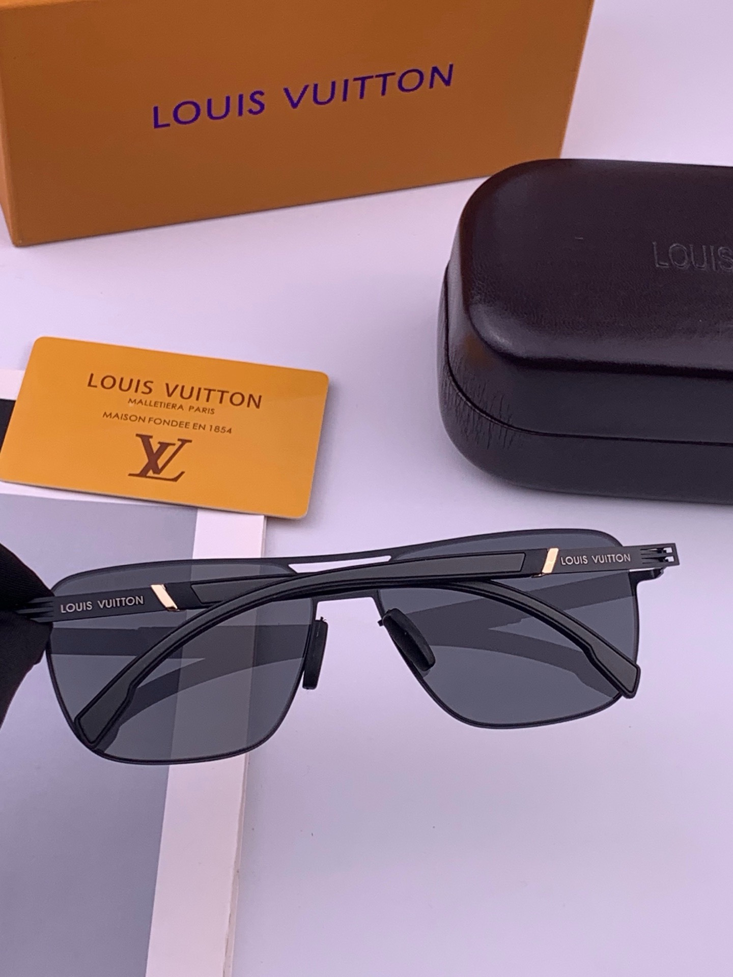 ♦️LV  新款男女情侣款太阳镜多边形墨镜iP电镀永不褪色 超轻超有弹性整幅眼镜无螺丝重要的是压不坏 高清尼龙镜片、精湛