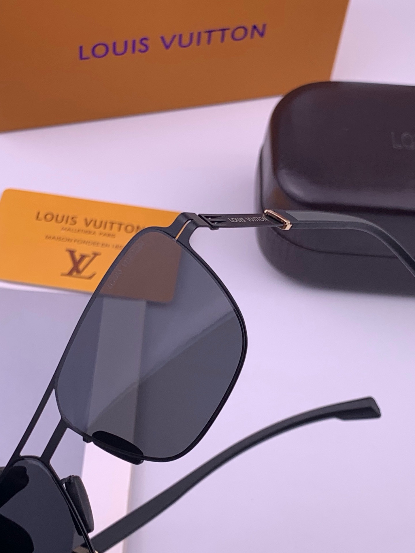 ♦️LV  新款男女情侣款太阳镜多边形墨镜iP电镀永不褪色 超轻超有弹性整幅眼镜无螺丝重要的是压不坏 高清尼龙镜片、精湛