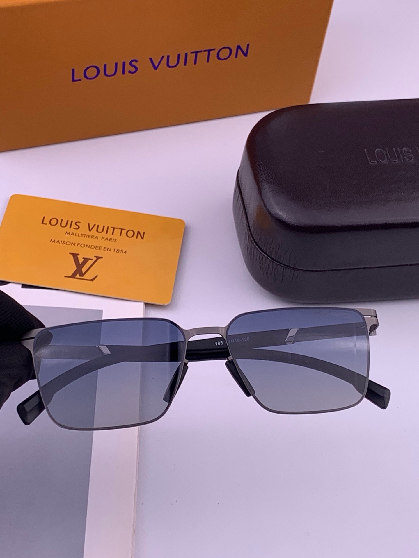 ♦️LV  新款男女情侣款太阳镜多边形墨镜iP电镀永不褪色 超轻超有弹性整幅眼镜无螺丝重要的是压不坏 高清尼龙镜片、精湛