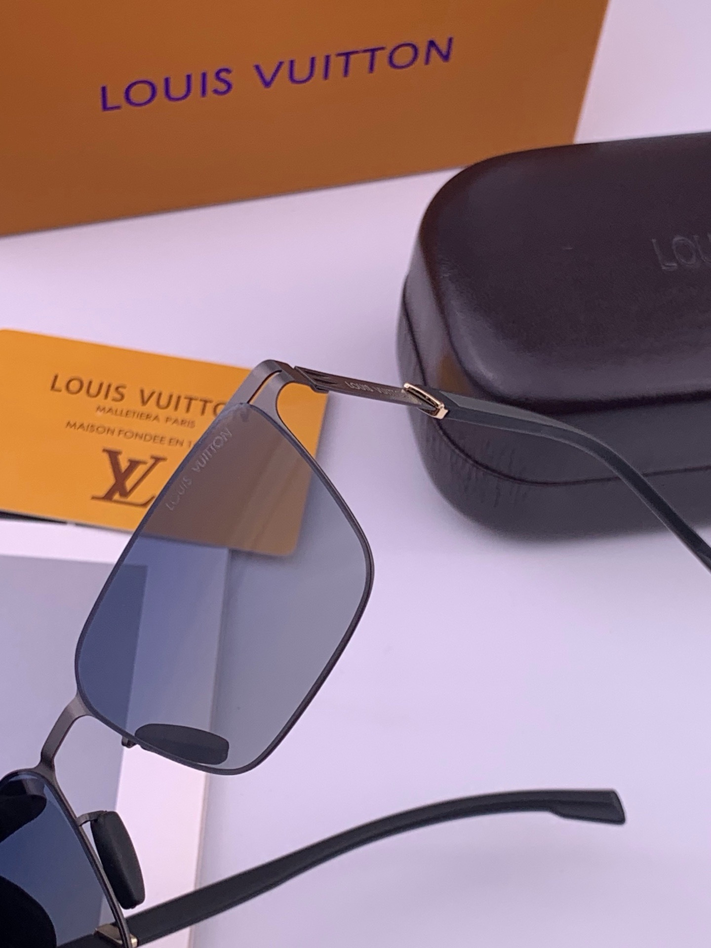 ♦️LV  新款男女情侣款太阳镜多边形墨镜iP电镀永不褪色 超轻超有弹性整幅眼镜无螺丝重要的是压不坏 高清尼龙镜片、精湛