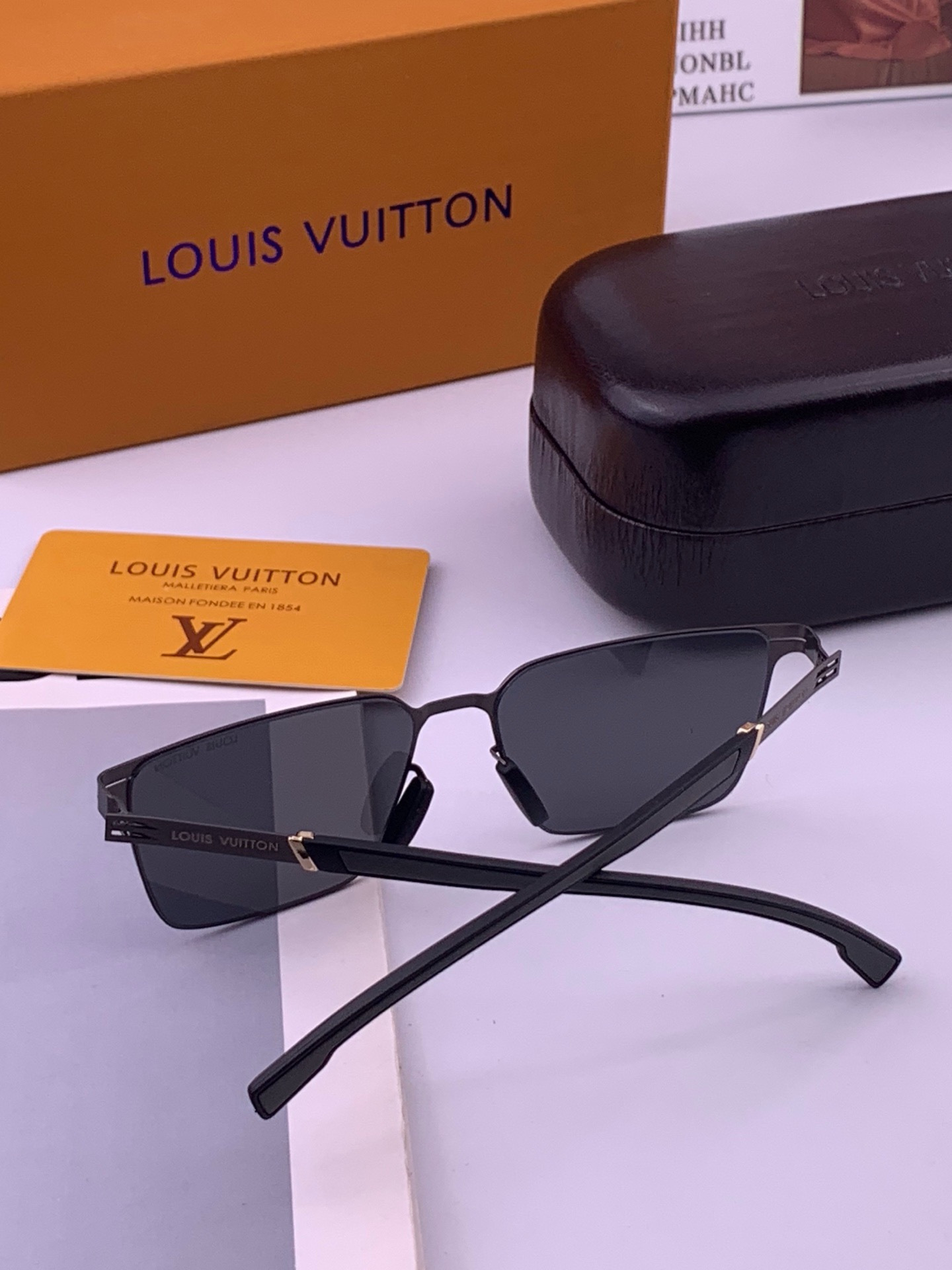 ♦️LV  新款男女情侣款太阳镜多边形墨镜iP电镀永不褪色 超轻超有弹性整幅眼镜无螺丝重要的是压不坏 高清尼龙镜片、精湛