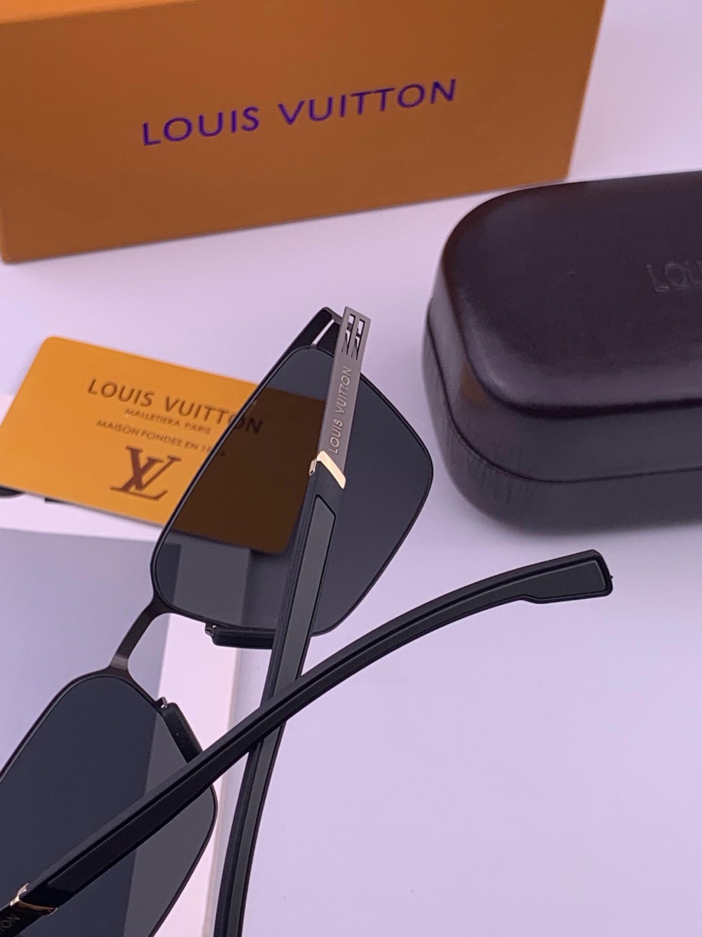 ♦️LV  新款男女情侣款太阳镜多边形墨镜iP电镀永不褪色 超轻超有弹性整幅眼镜无螺丝重要的是压不坏 高清尼龙镜片、精湛