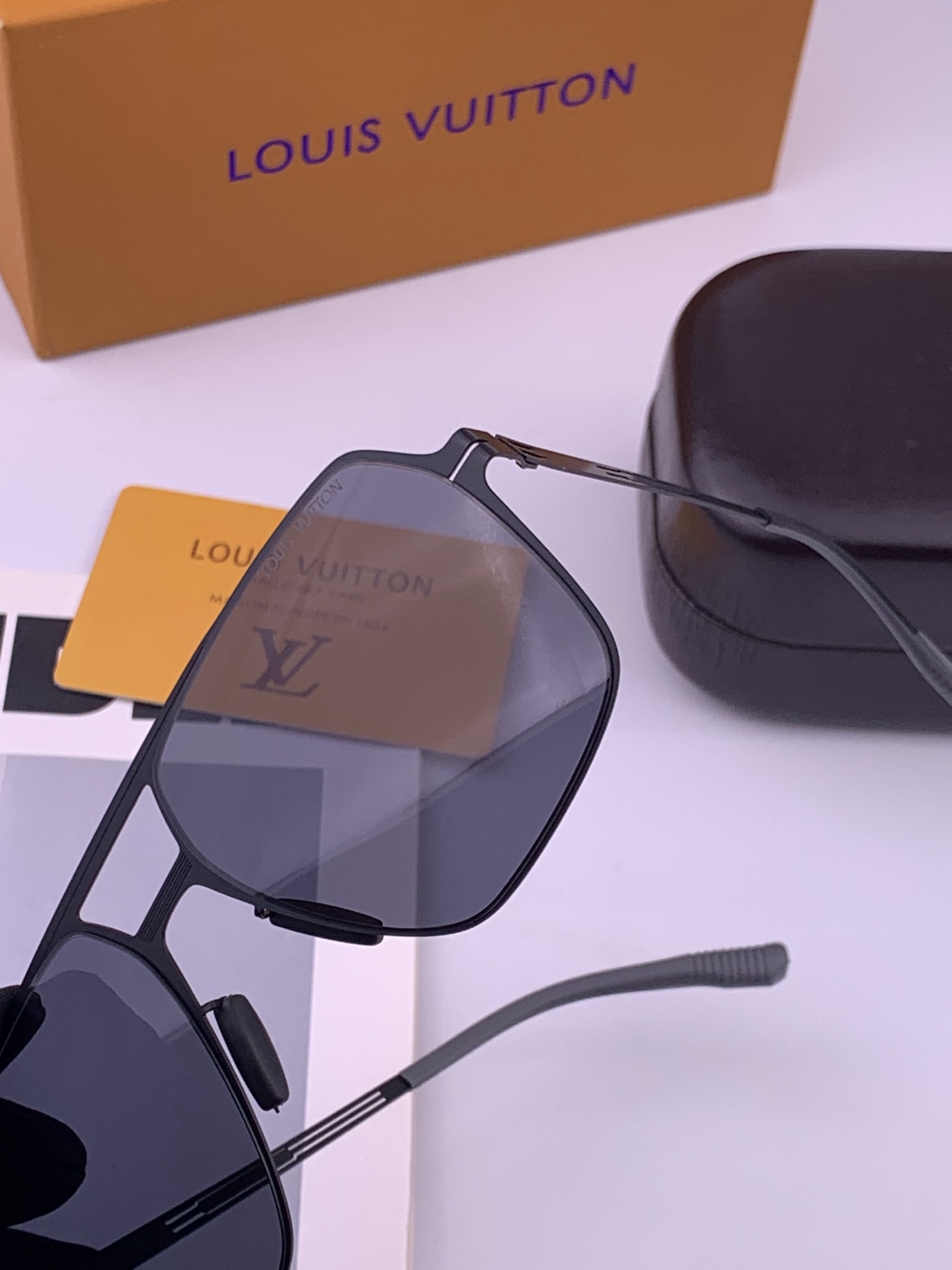 ♦️LV  新款男女情侣款太阳镜多边形墨镜iP电镀永不褪色 超轻超有弹性整幅眼镜无螺丝重要的是压不坏 高清尼龙镜片、精湛