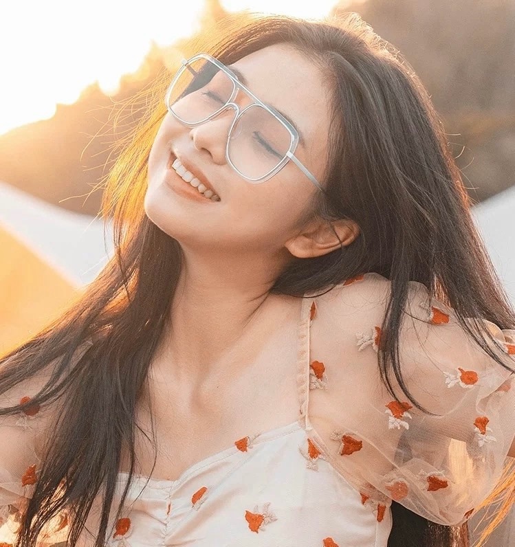 GUCC* 新款男女情侣款太阳iP电镀永不褪色 卖点：超轻超有弹性整幅眼镜片：高清尼龙偏光镜片 型号：G4642