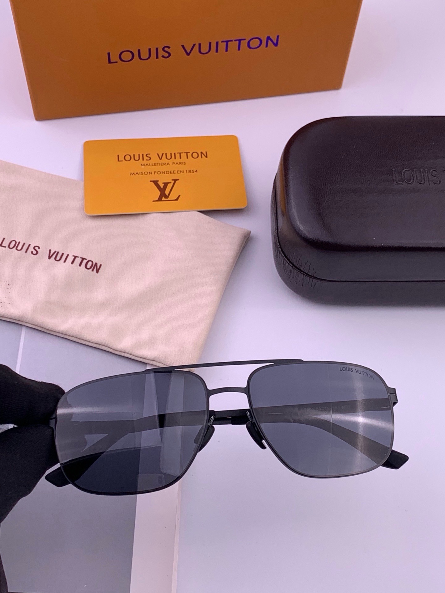 ♦️LV 新款男女情侣款太阳镜多边形墨镜iP电镀永不褪色 超轻超有弹性整幅眼镜无螺丝重要的是压不坏 高清尼龙镜片、精湛的