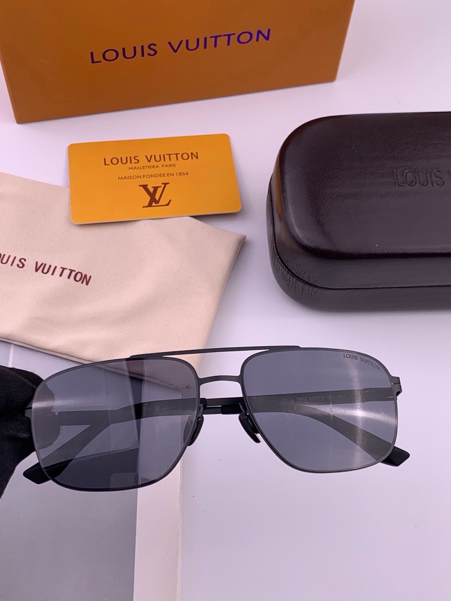 ♦️LV 新款男女情侣款太阳镜多边形墨镜iP电镀永不褪色 超轻超有弹性整幅眼镜无螺丝重要的是压不坏 高清尼龙镜片、精湛的